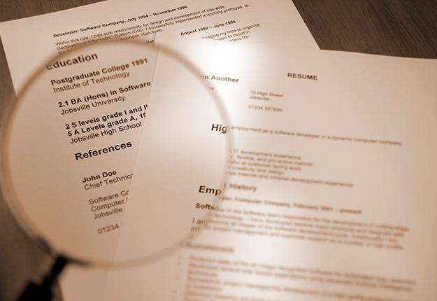 Resume examples Magnifying glass focused on refrence section
